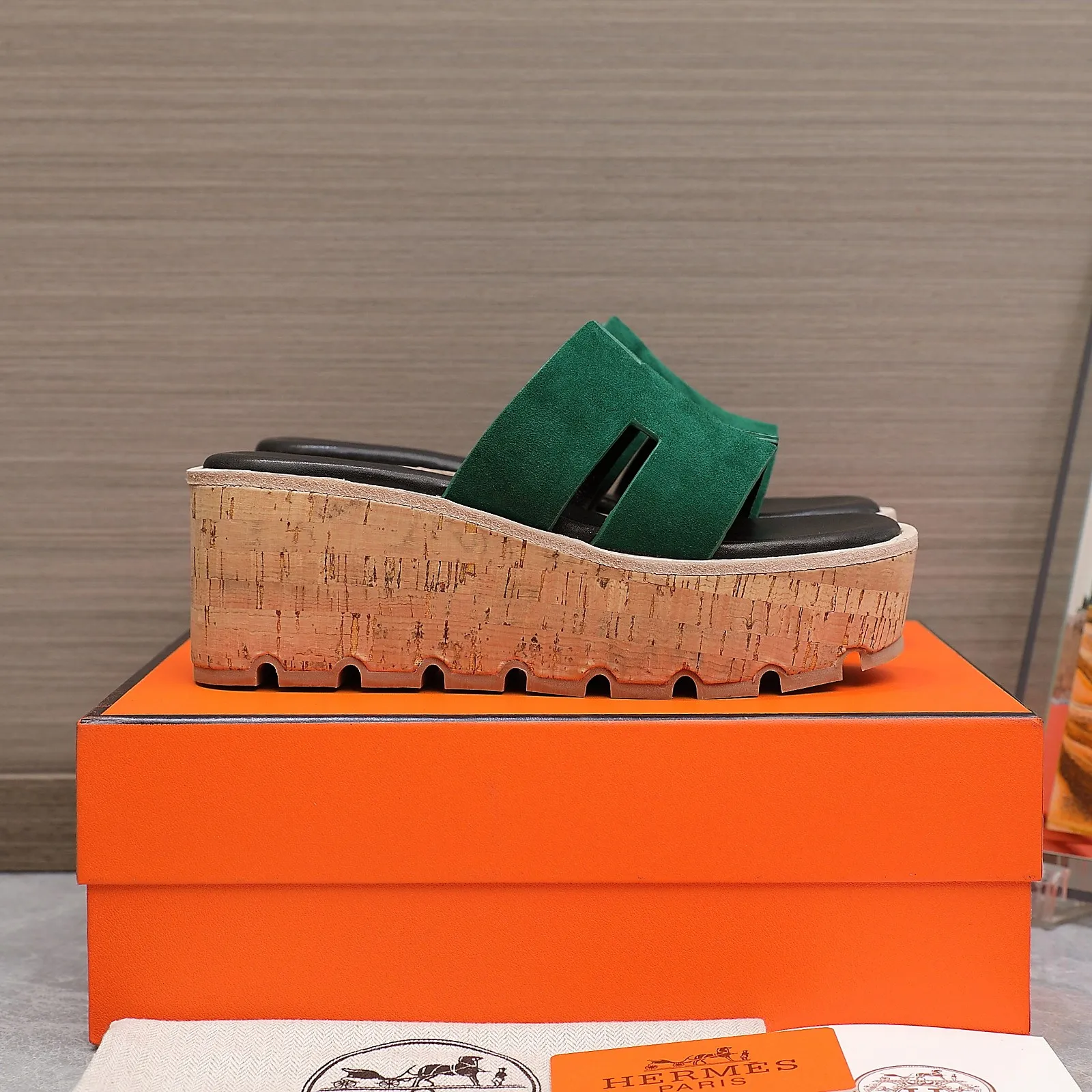 👟👟Ex-factory price 560👟👟 💥2024💥Hermès will continue the classic in 2022 Hermès Wood Grain Wedge H Slippers Hermès’ wedge sandals are the simplest, most durable and elegant I have ever seen! ! ! You can hold any style, the height of the 6cm wedge heel is easy to control, and the colors are all matching. The upper and the feet have her unique style, be sure to buy this one, it is truly classic, easy to wear and look good! Fabric: Imported cowhide, sheepskin lining, sheepskin feet, Italian original leather outsole welt, log water pine wrapped water table, rubber non-slip original outsole Color: 11 colors Code number: 35-40 Full set of original packaging